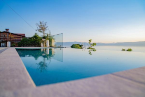 Casa Farmak - 4 Bedroom Lux Apartment with Infinity Pool & Lake View